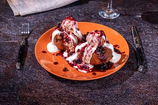 Papanasi cu fructe de padure