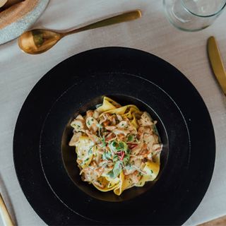 Pappardelle Caseros Con Ternera Blanca Y Salsa De Trufa Blanca