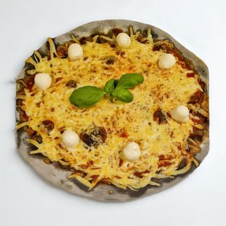 Crna margarita s mozzarelom