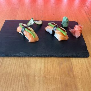 NIGIRI SALMON AGUACATE  2 PCS
