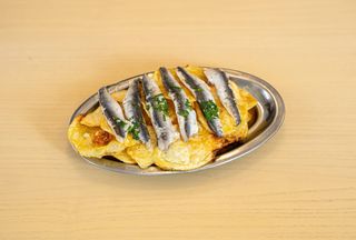 Boquerones en vinagre y papas fritas