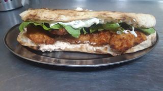 Pohovani file u kikirikiju i kornfleksu sa slaninicom 300g