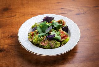 კიტრი- პომიდვრის სალათი კახური ზეთით და გურული აჯიკით