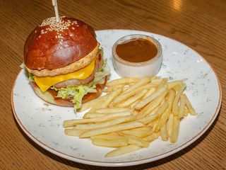 Бургер з куркою та картоплею фрі (360г)