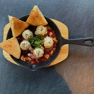 Шакшука з ростбіфом та трюфельними крокетами