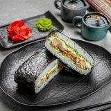 Սենդվիչ տապակած սաղմոնով