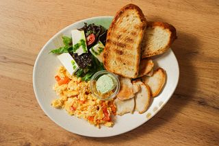 Скрэмбл с томатом, куриным филе и сыром фета (280 г)