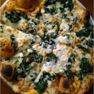 Pizza queso espinaca y huevo