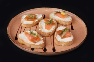 Брускети с пушена сьомга и Филаделфия  (5бр-150г)