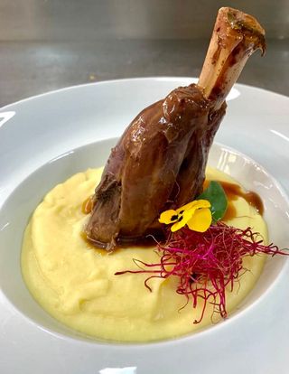 Ciolanel de miel , cartofi piure, sos brun