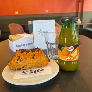 Croissant cioccolato + succo frutta 