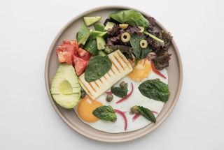 Глазунья с халуми и авокадо