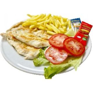 Pechuga De Pollo Con Papas Y Ensalada