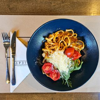 Sveježa pasta taglijatelle sa morskim plodovima u paradajz sosu