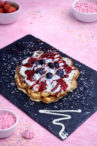 Гофрета сърце с бял шоколад NuCrema, плодове и конфитюр