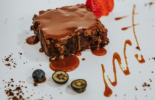 Brownie Con Salsa De Caramelo