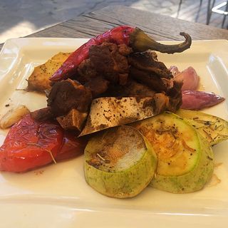 Баранина з овочами та гострим перчиком (400г)