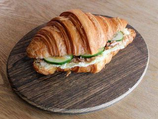 Круассан с тунцом 
