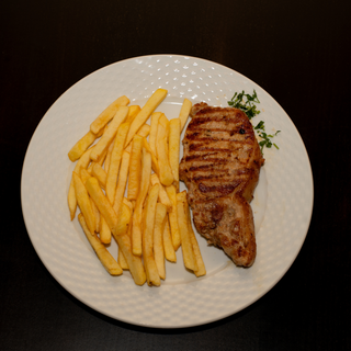 Pulpe de pui dezosate cu cartofi prajiti