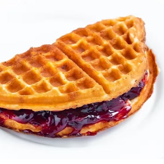 Waffle cu biscuiți și dulceață de afine
