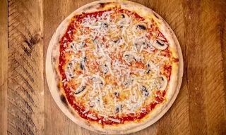 Pizza de champiñones y parmesano