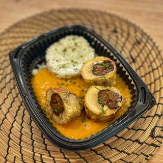 Muslitos de pollo relleno de ciruelas y piñones con arroz Basmati