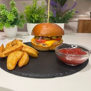 Hamburguesa de pollo con patatas y kétchup