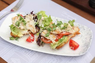 Круасан з куркою гриль та соусом "Цезарь" (220г)