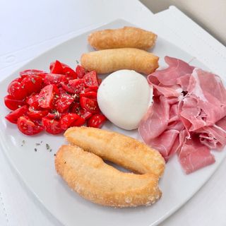 Chiacchiere con mozzarella di bufala, pomodoro ciliegino 