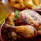 pollo asado tradicional con su salsa del asadero y papas (para 2 personas)