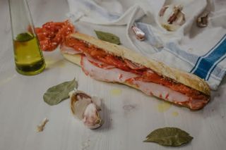 Baguette de lomo con pimientos