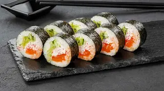 Футомакі з лососем (гострий)