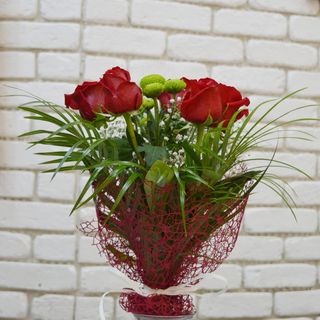 Buchet 5 trandafiri, santini, robelini