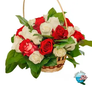 Cesto di rose bianche e rosse