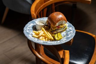 Бургер з Брі та яловичиною