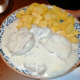 Solomillo de cerdo con salsa roquefort y patatas