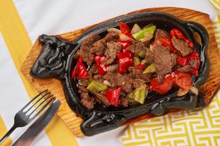 жаровня из говядины с овощами / Beef sizzlers with Vegetables