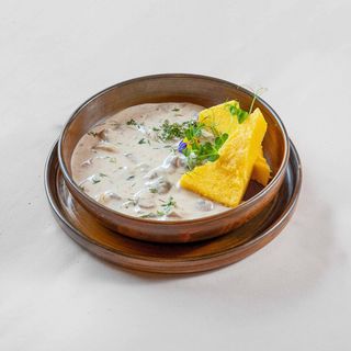 Ciuperci de padure cu smanatana vegetala si mamaliguta-de post