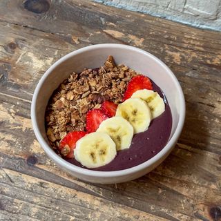 Bowl de açaí, plátano, fresas y granola casera PANDELINO