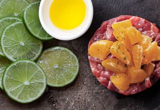 Tartare di scottona con limone, arancia e maionese al lime