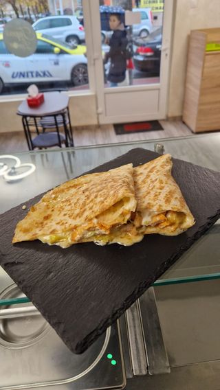 Quesadilla pui cu sos