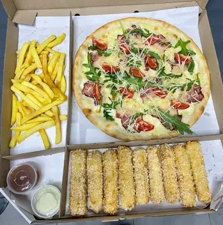Garage box, картопля фрі та сирні палочки