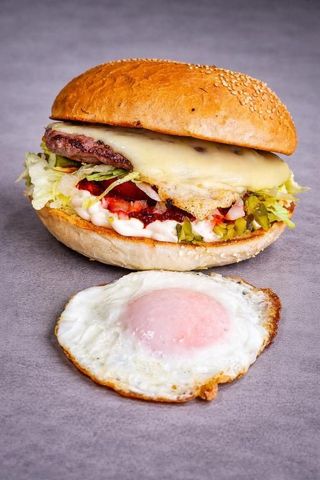 4. Cheeseburger & jaje na oko