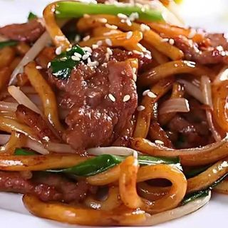 151. Udon frito con ternera
