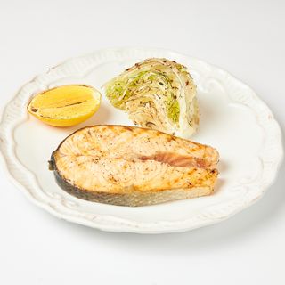 Стейк из сёмги с айсбергом на гриле