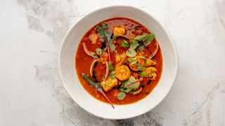 Буйабес с вонголе, биском и пряным тартином