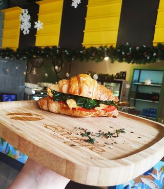 Круассан со шпинатом и куриной грудкой (260г)