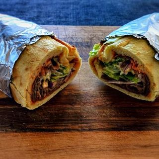 Kebab De Carne Y Salsa