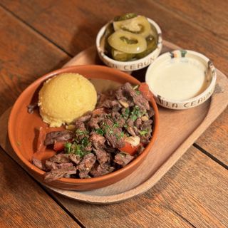 Pastramă de berbecuț cu mujdei,mămăliga și murături