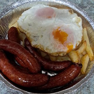 Plato De Salchichas Con Patatas Y 2 Huevos
